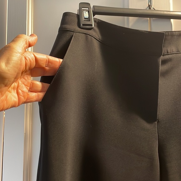 St.John Caviar dress pants. Satin lined Side pockets. Ankle length. 27” inseam. - Picture 7 of 9